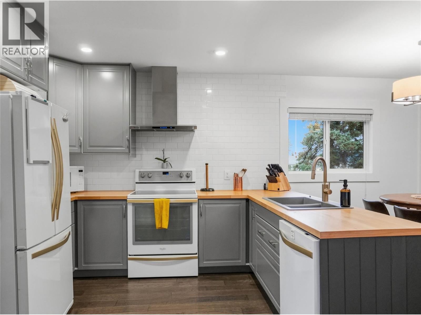 1537 115 Avenue Property Photo 4
