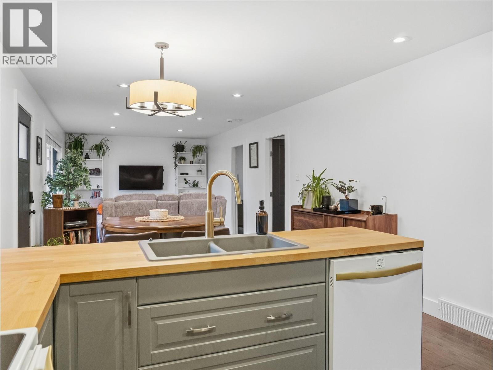 1537 115 Avenue Property Photo 5