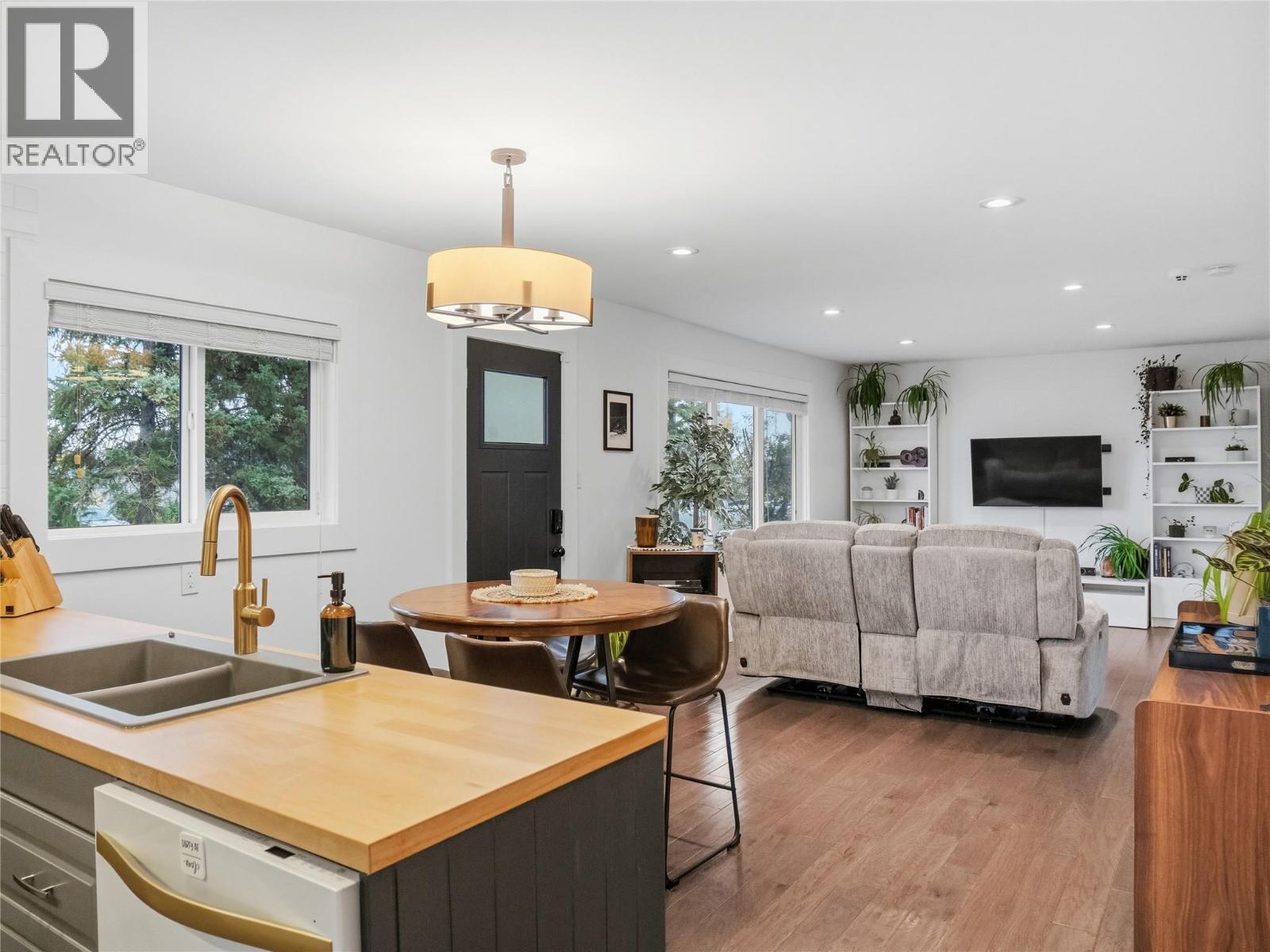 1537 115 Avenue Property Photo 6