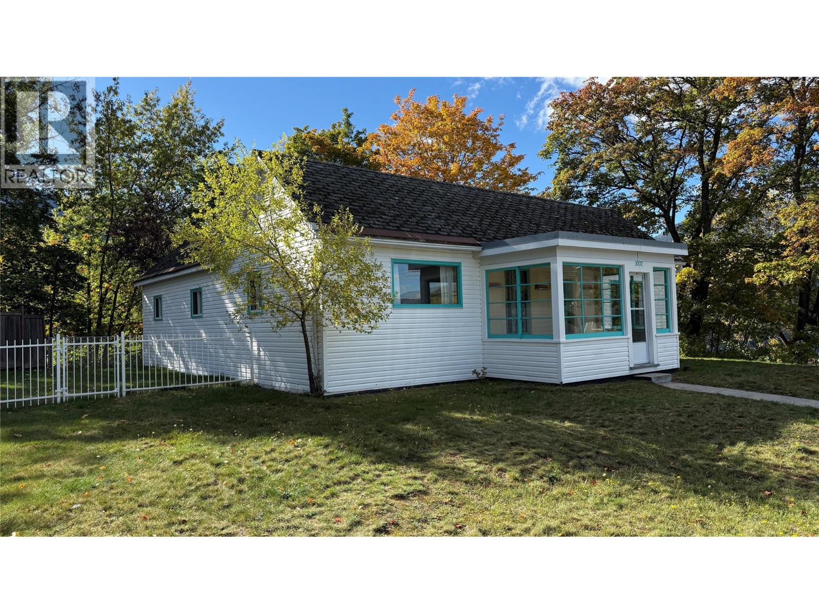 1002 Kootenay Street Property Photo 1