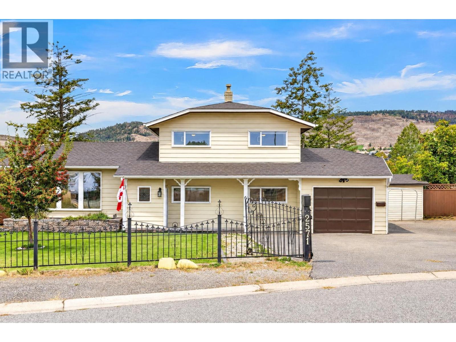 2571 Pineridge Place Property Photo 4