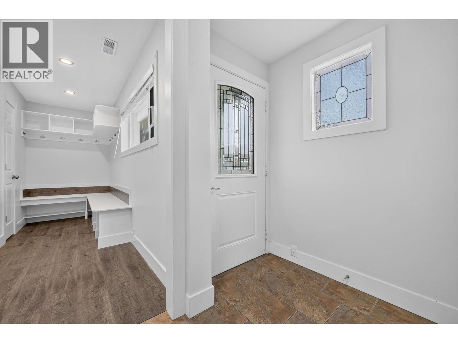 2571 Pineridge Place Property Photo 6