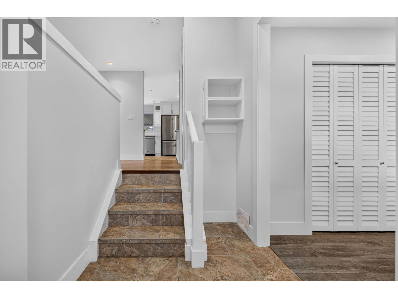 2571 Pineridge Place Property Photo 7