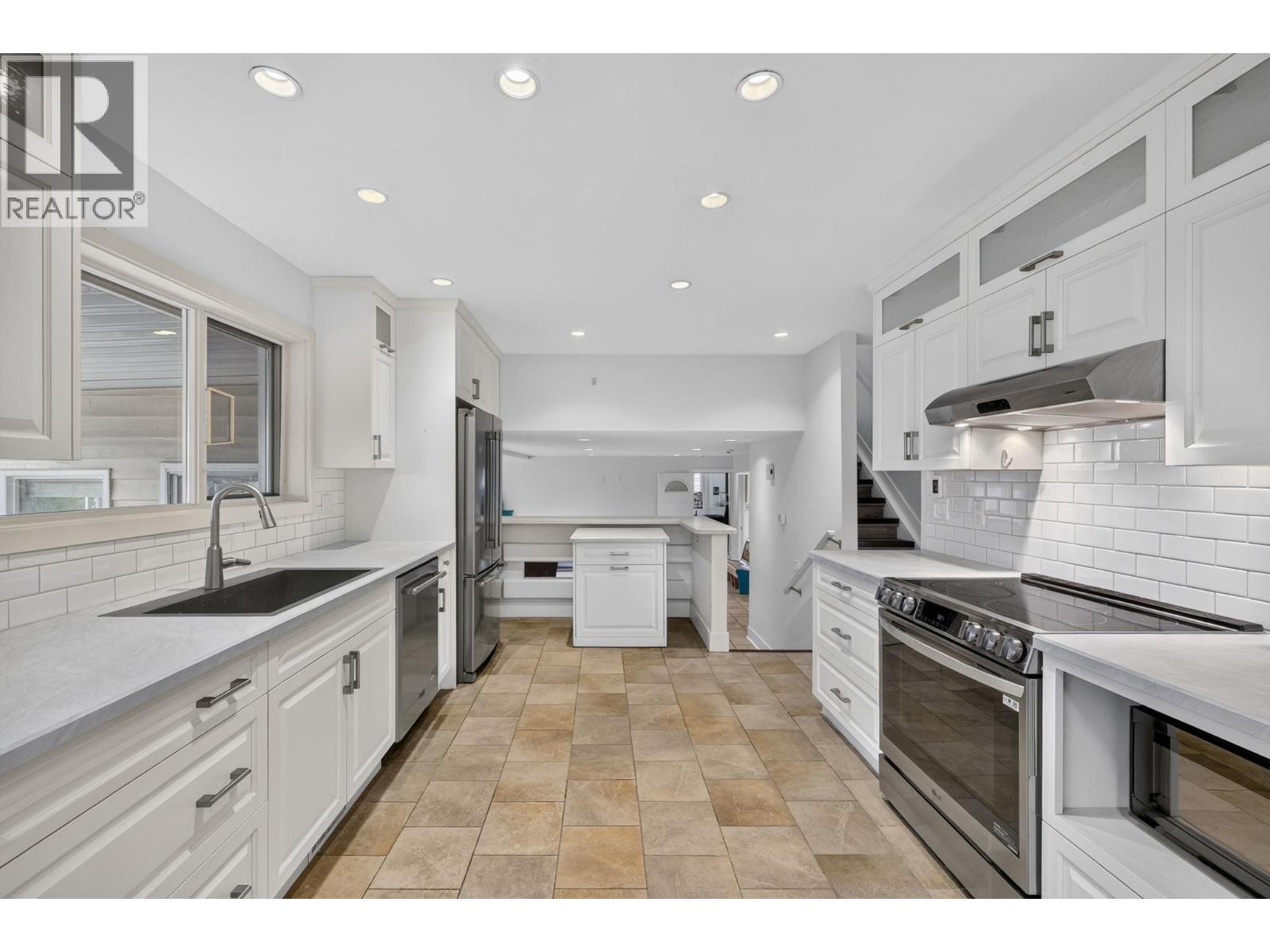 2571 Pineridge Place Property Photo 10