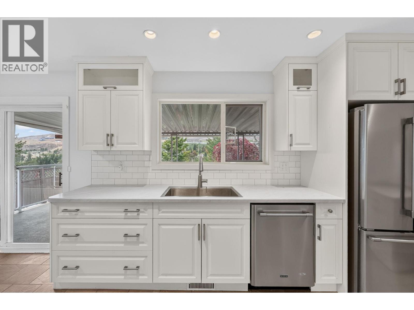 2571 Pineridge Place Property Photo 11
