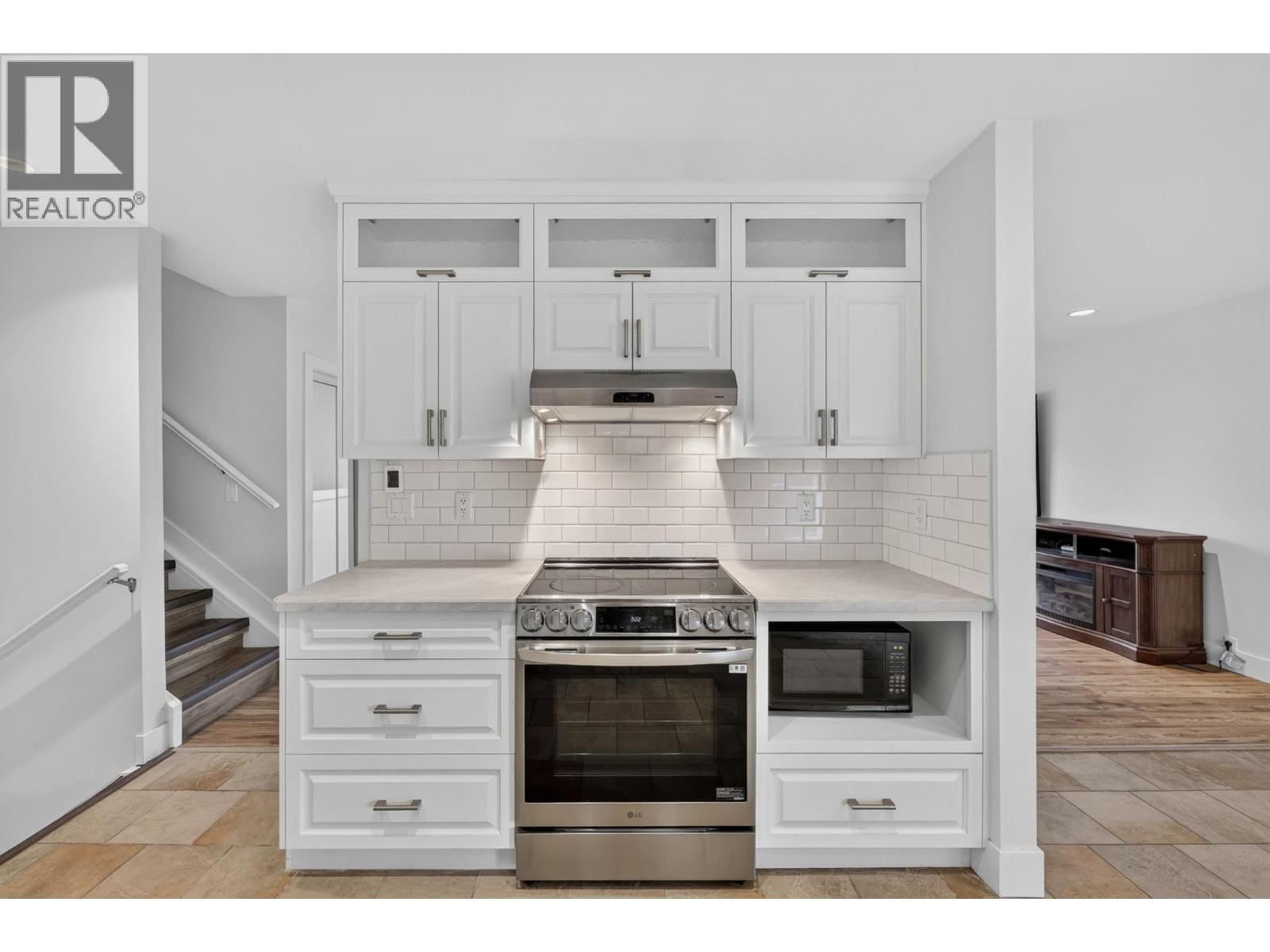 2571 Pineridge Place Property Photo 12