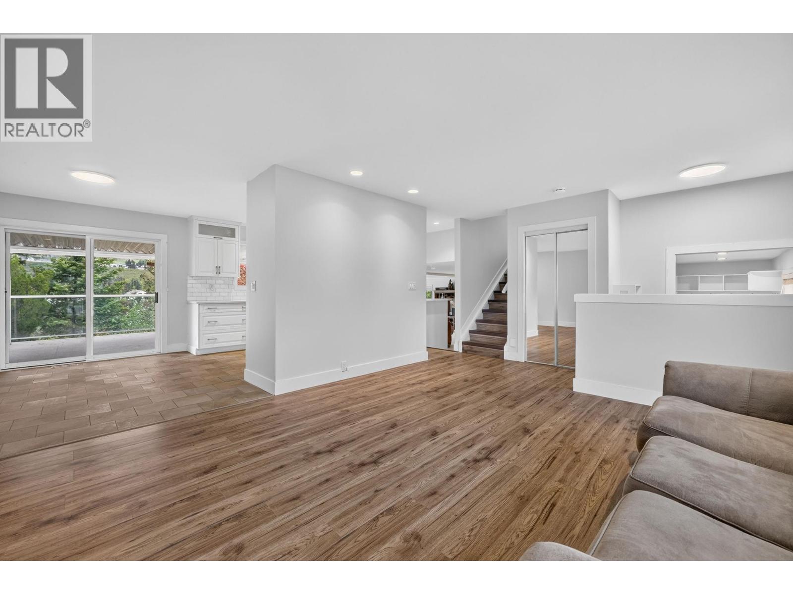 2571 Pineridge Place Property Photo 13
