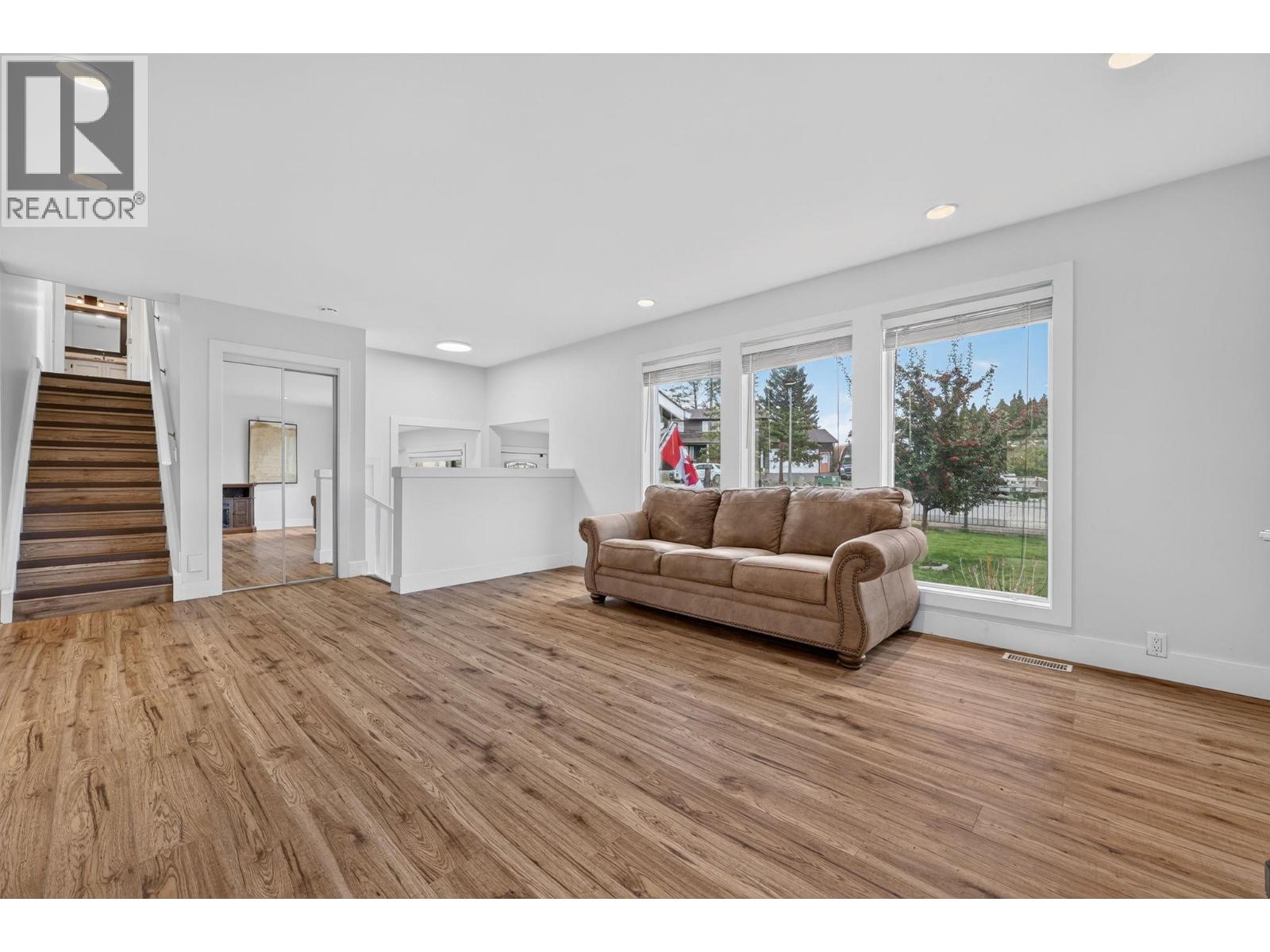 2571 Pineridge Place Property Photo 14