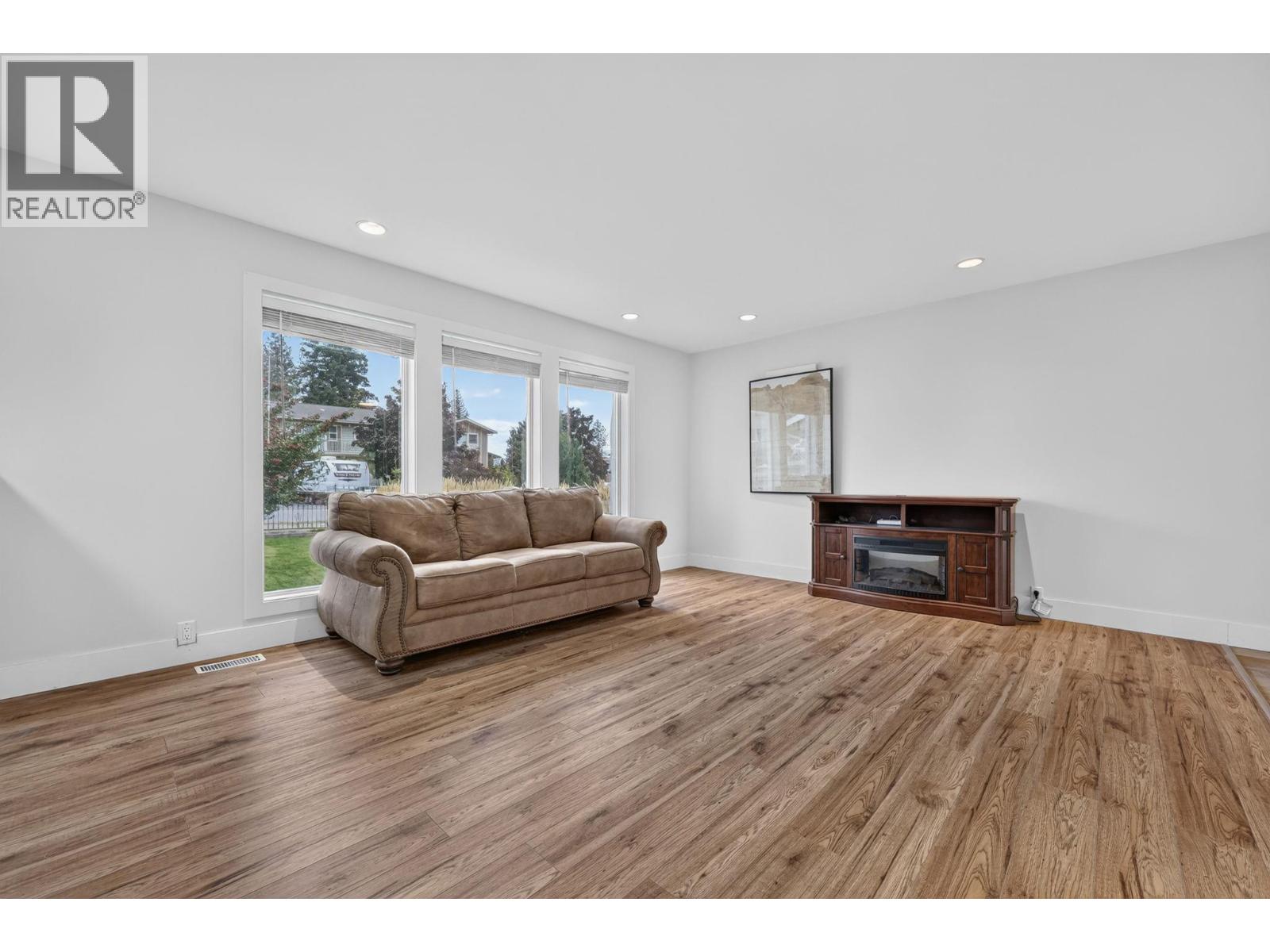 2571 Pineridge Place Property Photo 15