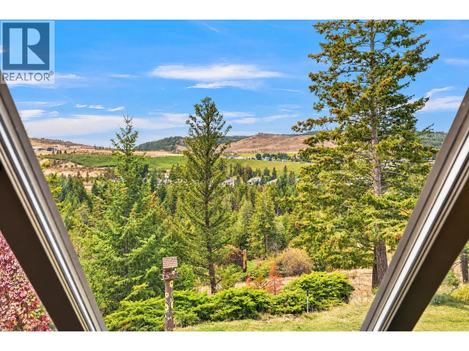 2571 Pineridge Place Property Photo 28