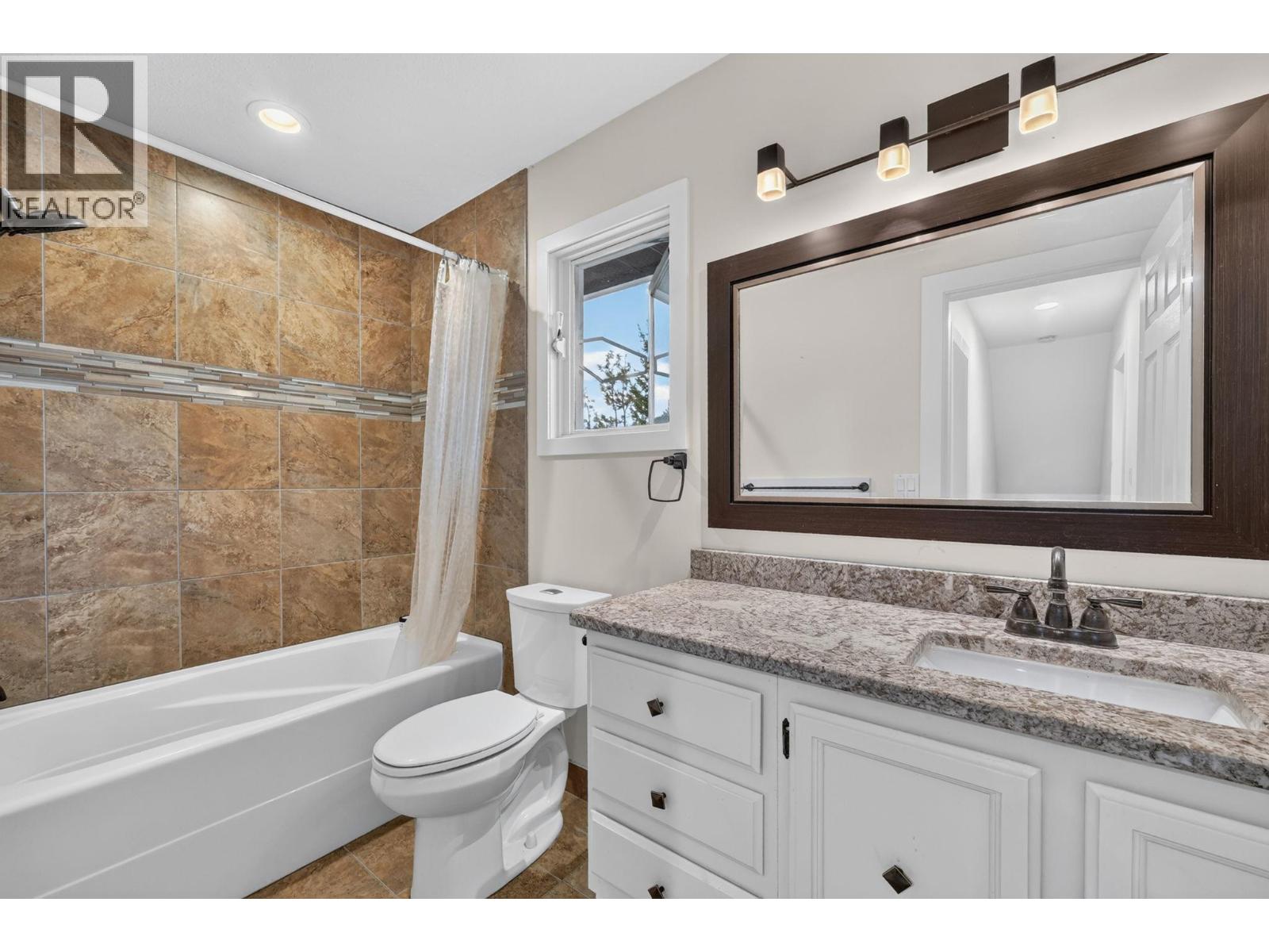 2571 Pineridge Place Property Photo 33