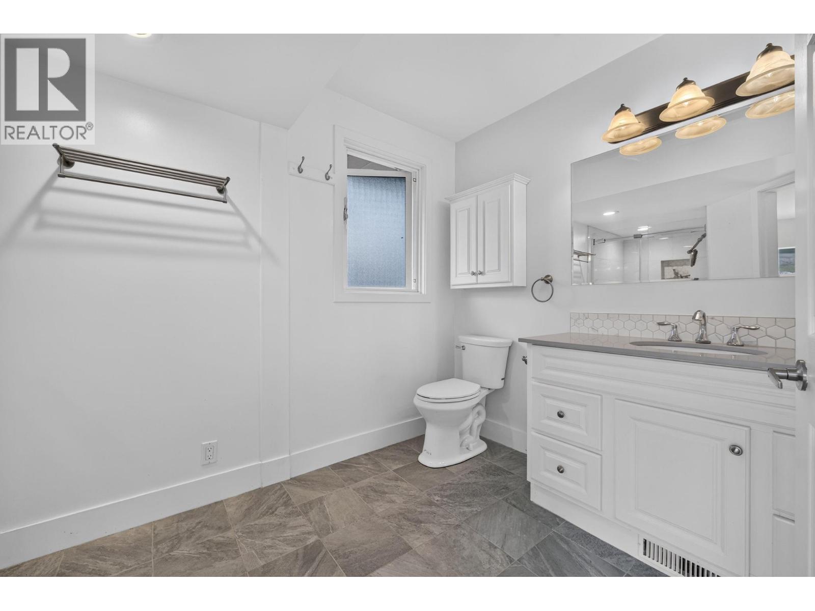 2571 Pineridge Place Property Photo 34