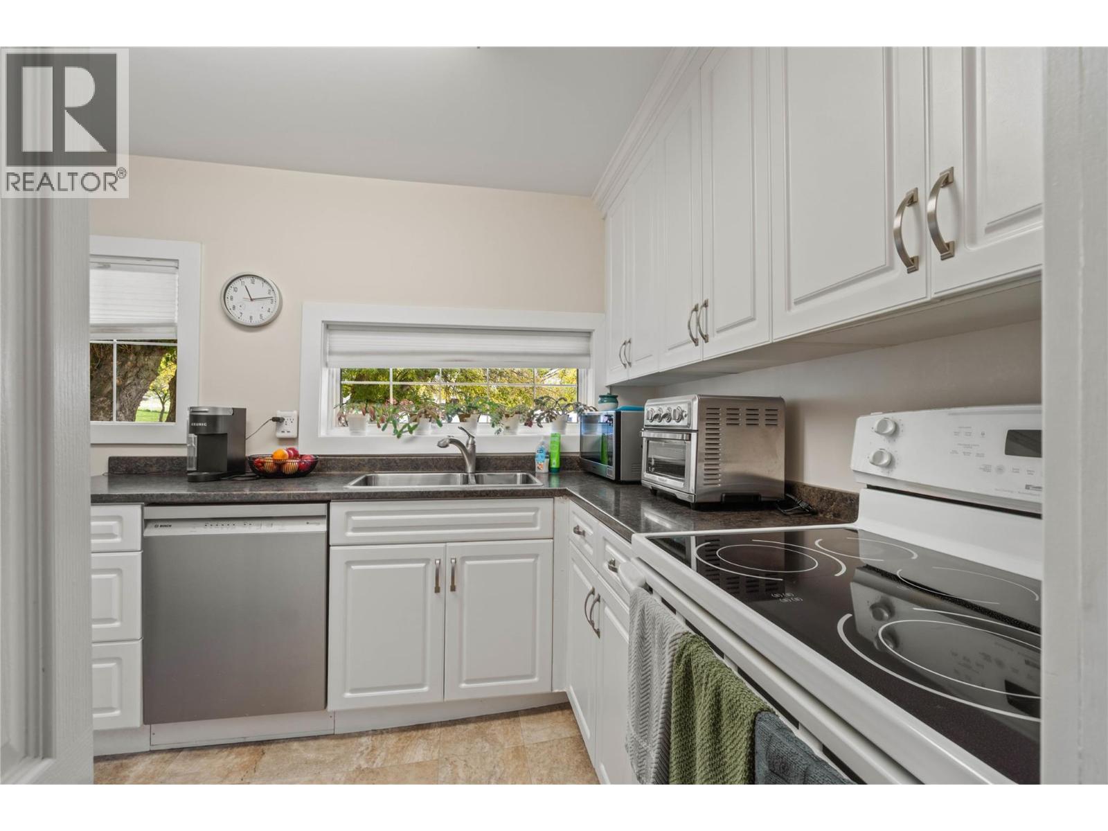 6725 Barnhartvale Road Property Photo 7