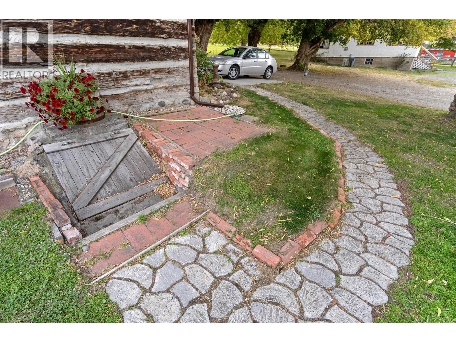 6725 Barnhartvale Road Property Photo 18