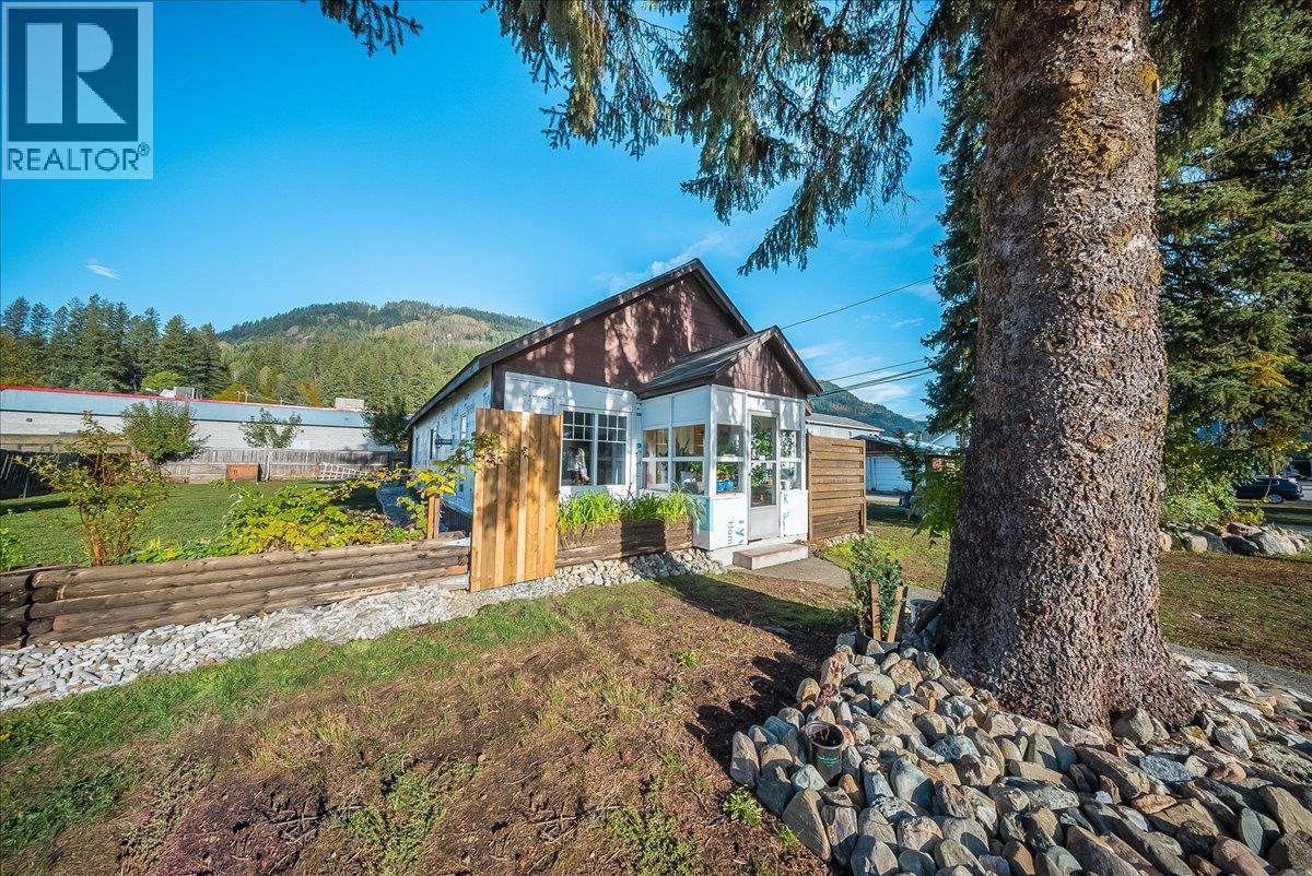 514 Davies Avenue Property Photo 8