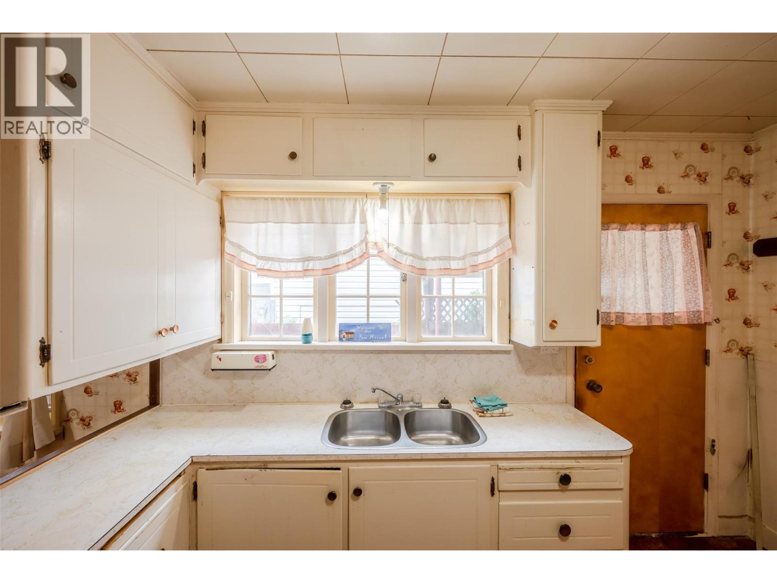 395 Edmonton Avenue Property Photo 7