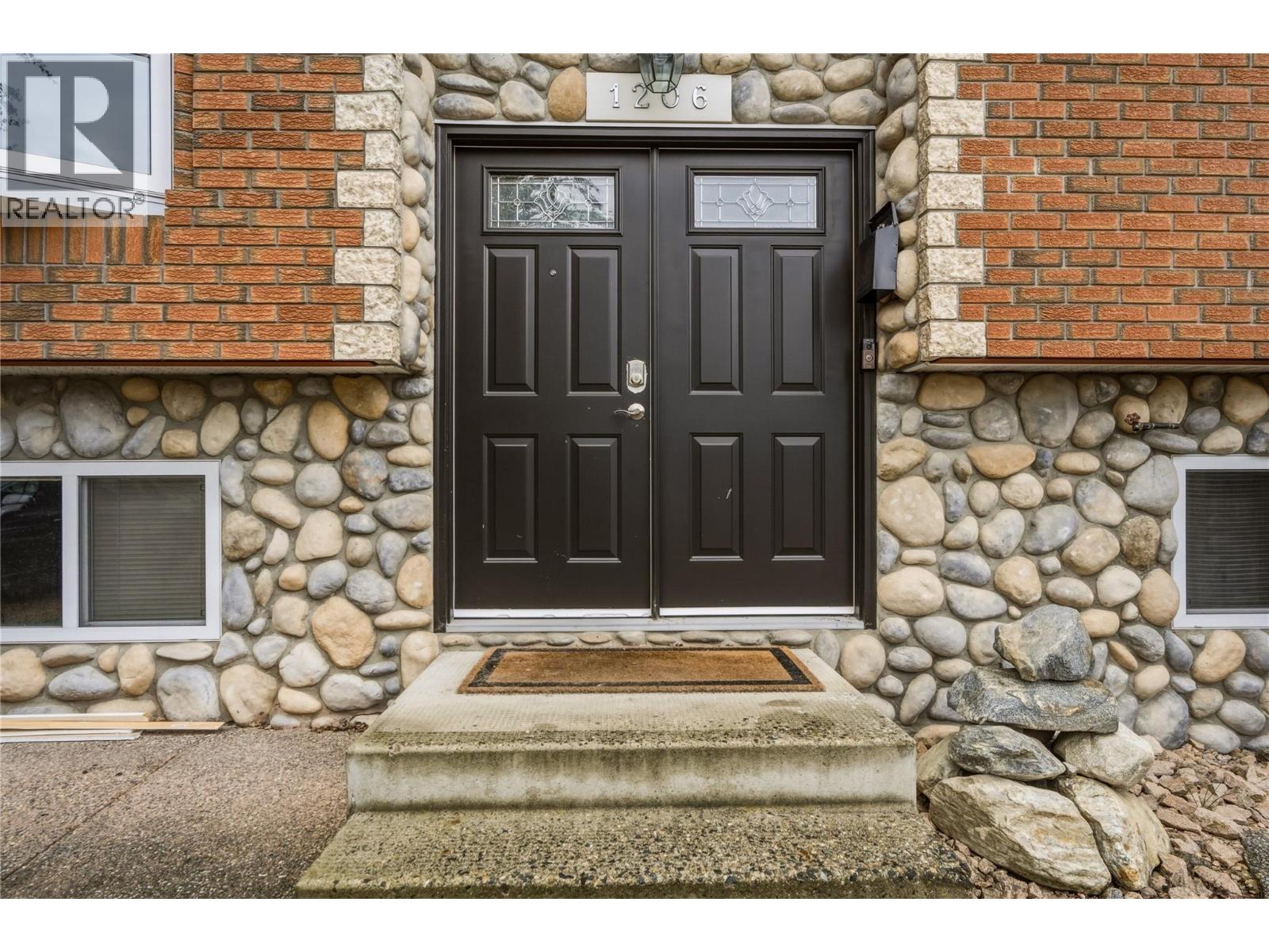 1206 39b Avenue Property Photo 2