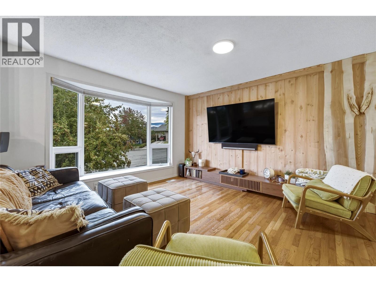 1206 39b Avenue Property Photo 4
