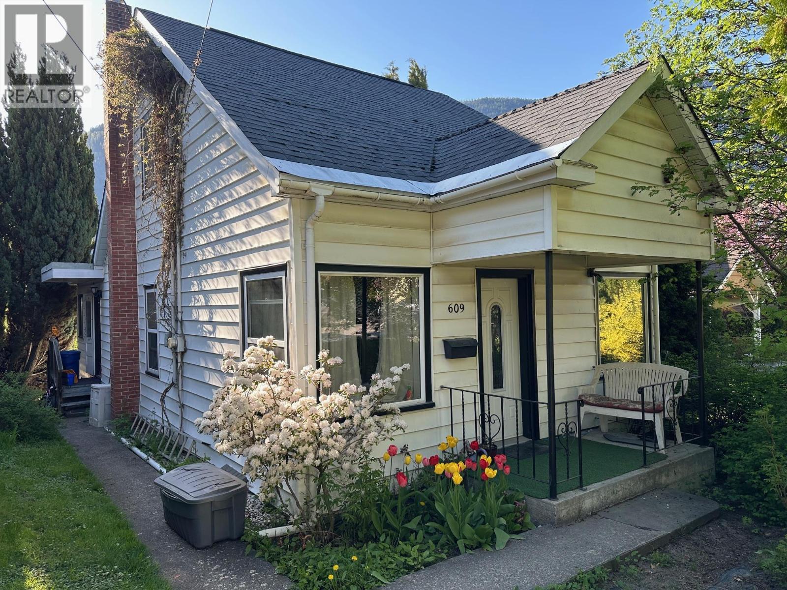 609 Second Street Property Photo 1