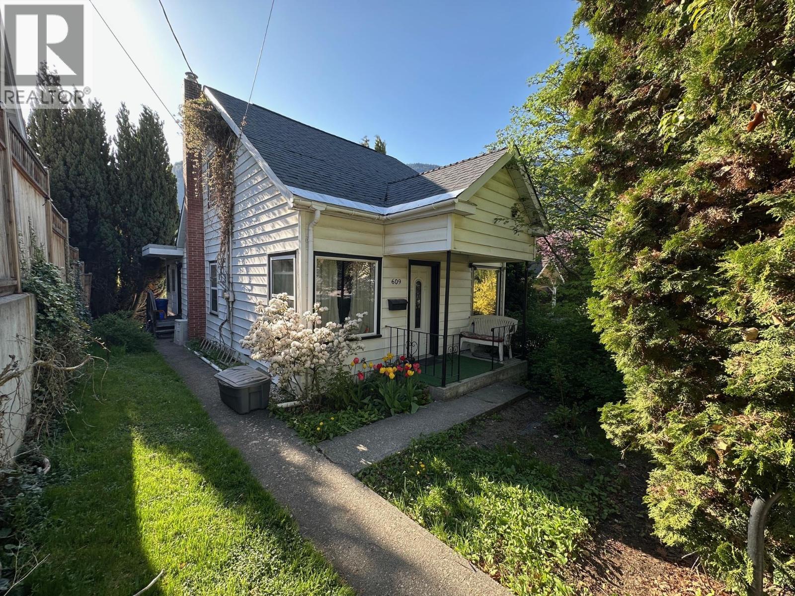 609 Second Street Property Photo 2