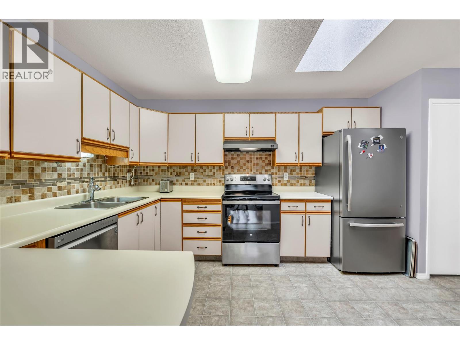 272 Green Avenue W Unit# 402 Property Photo 5