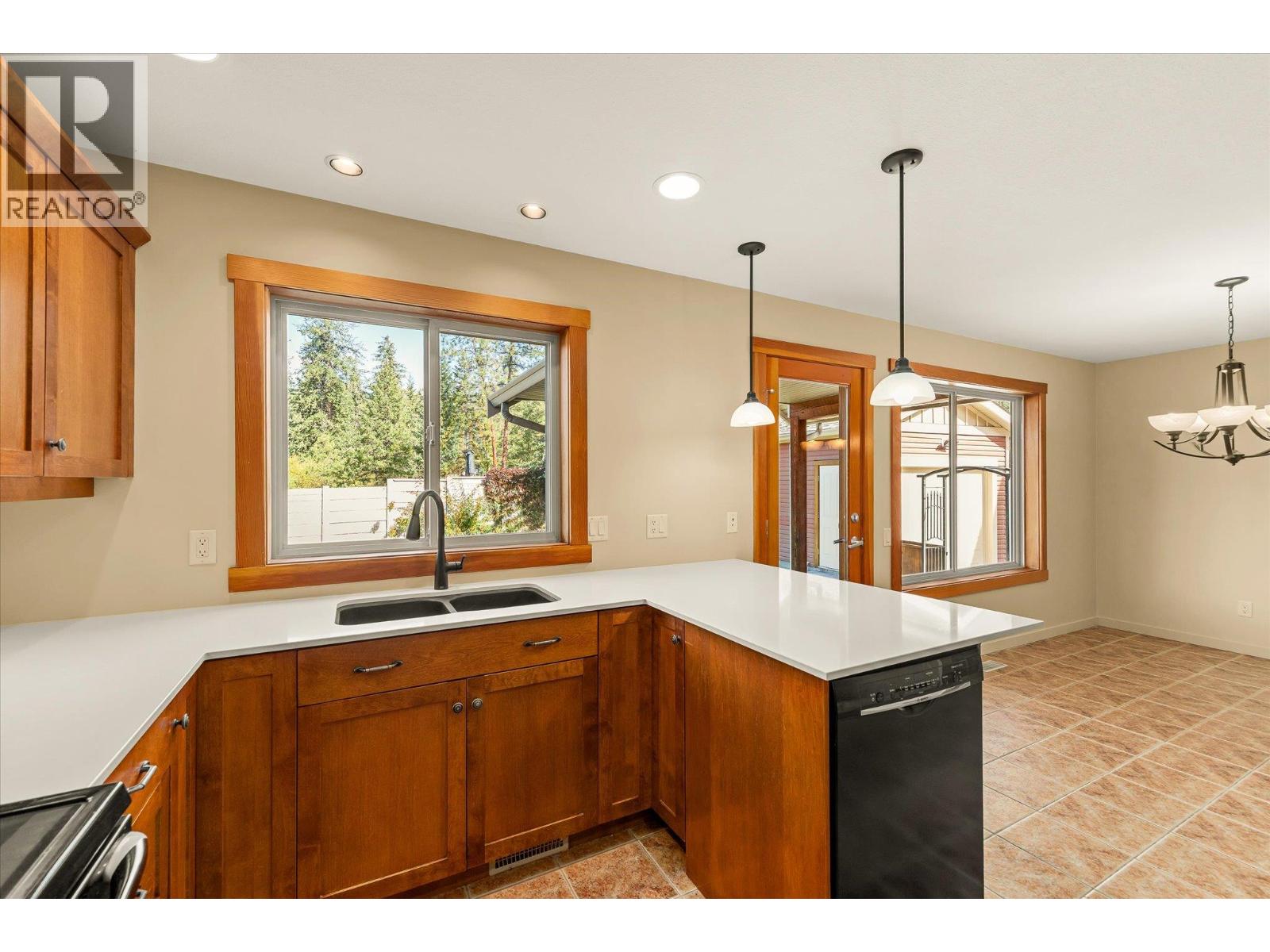 922 Paret Crescent Property Photo 8
