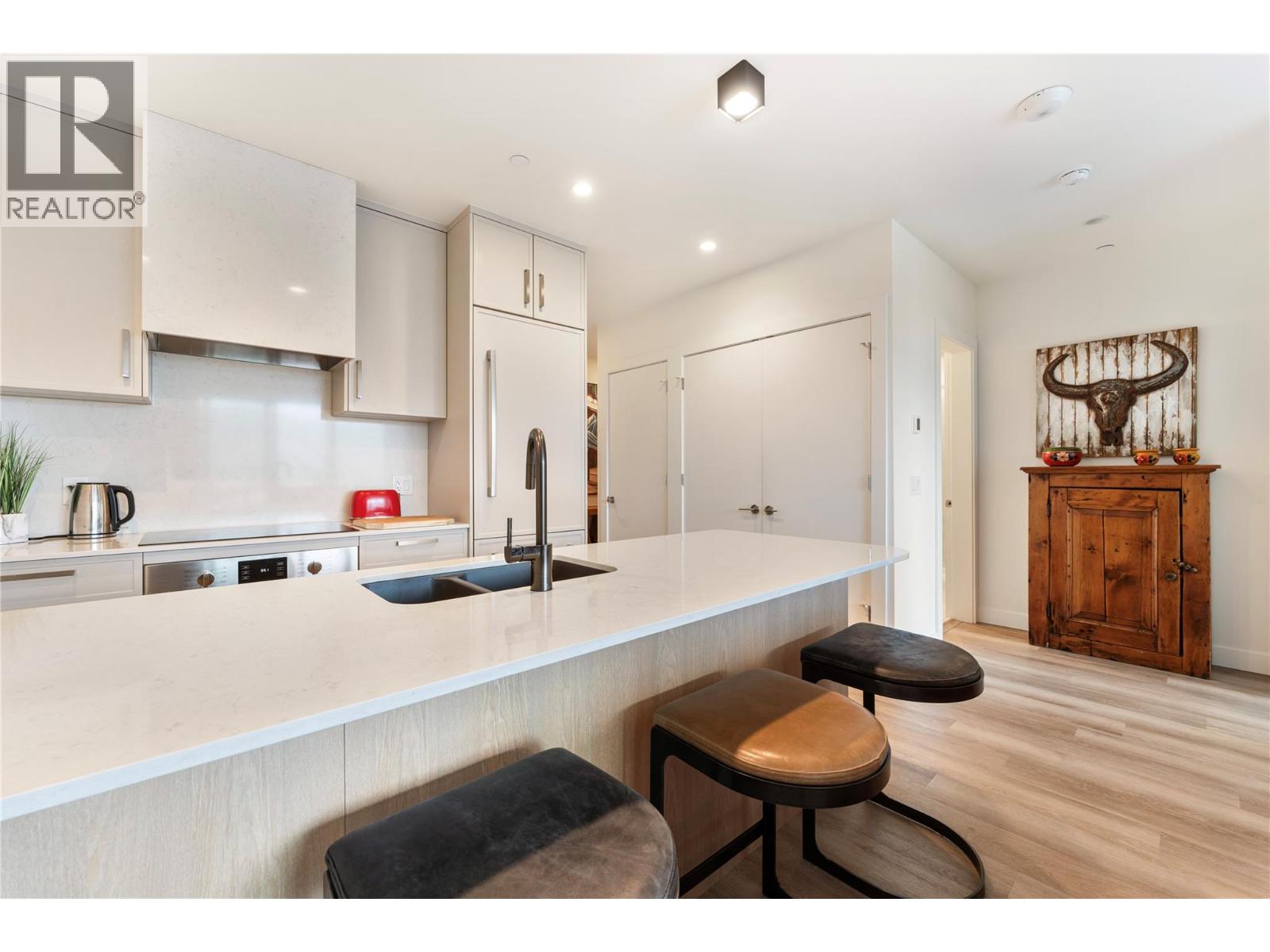 3340 Lakeshore Road Unit# 1003 Property Photo 4