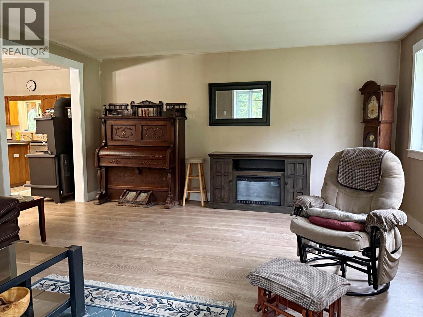 5420 Heffley Louis Creek Road Property Photo 13