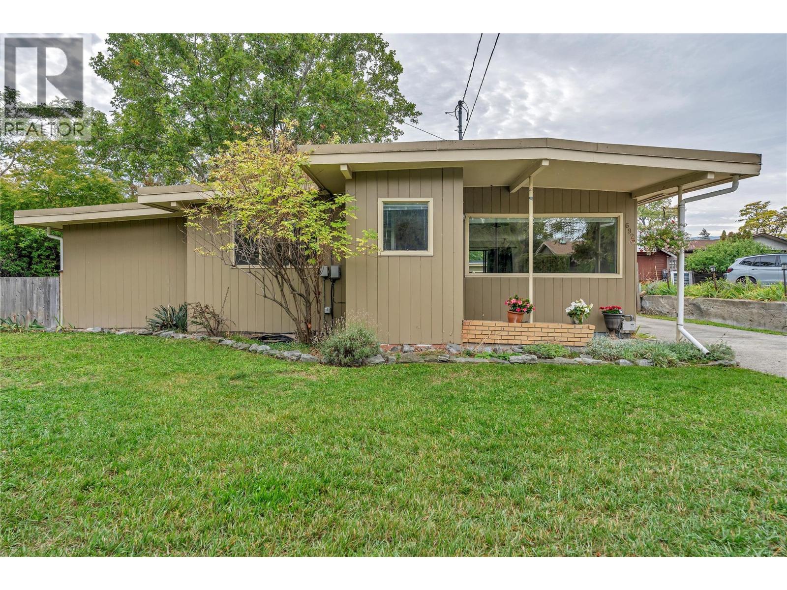 692 Vancouver Avenue Property Photo 2