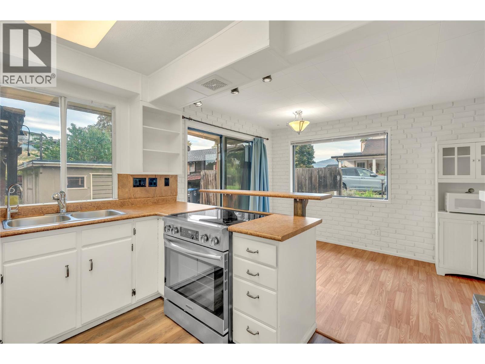 692 Vancouver Avenue Property Photo 12