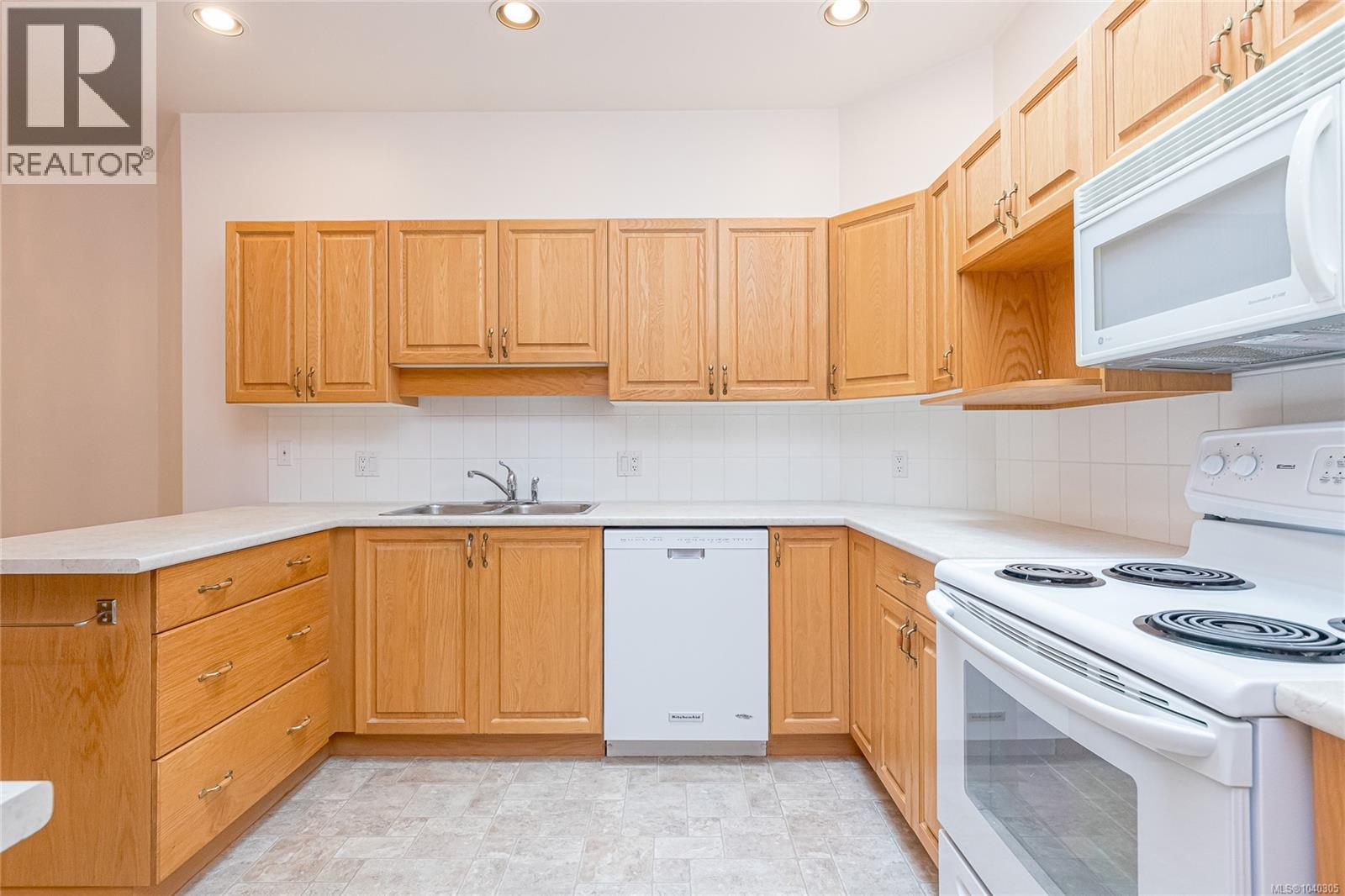 28 2979 River Rd Property Photo 14