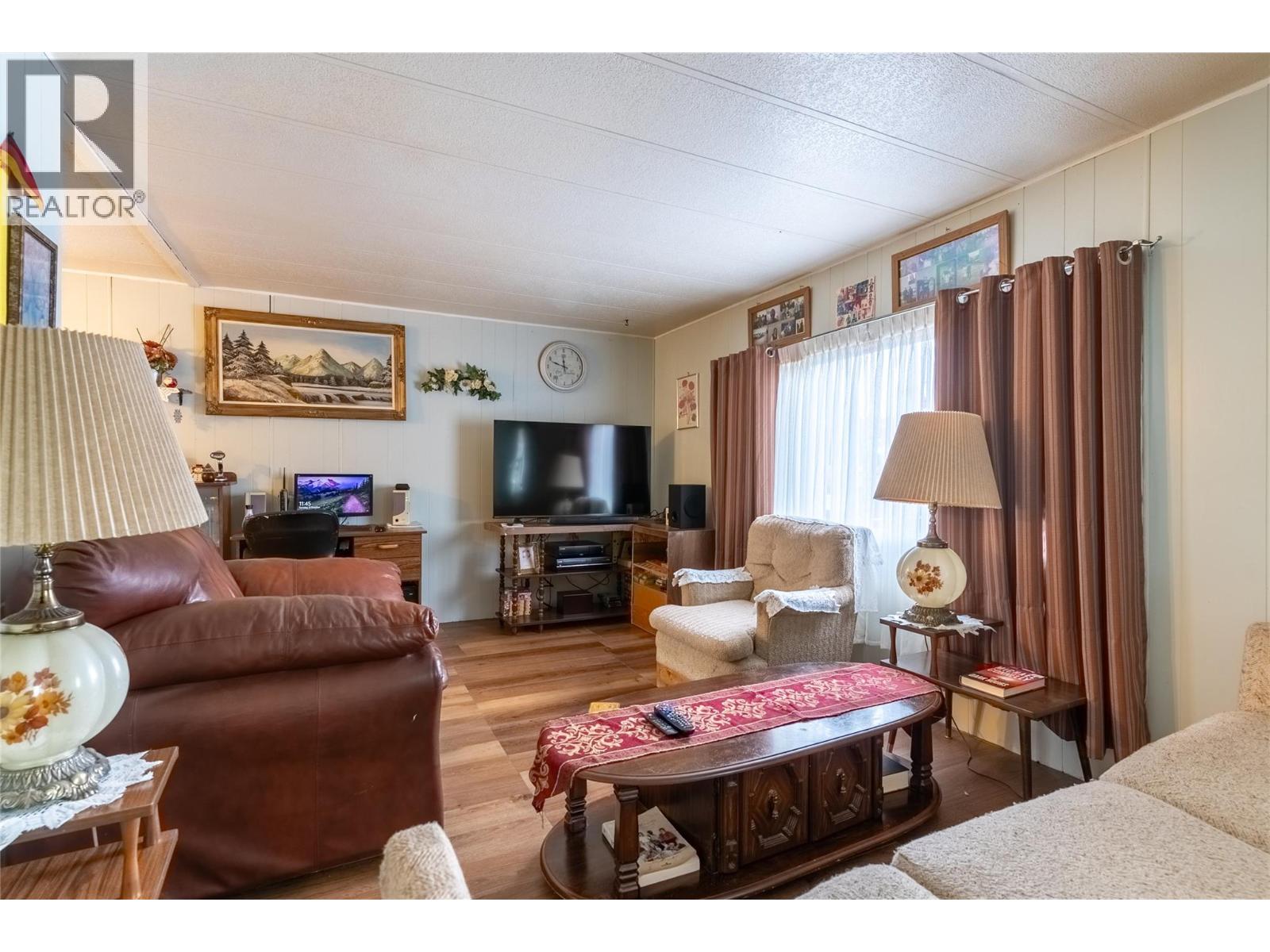 13 Topaz Crescent Property Photo 4