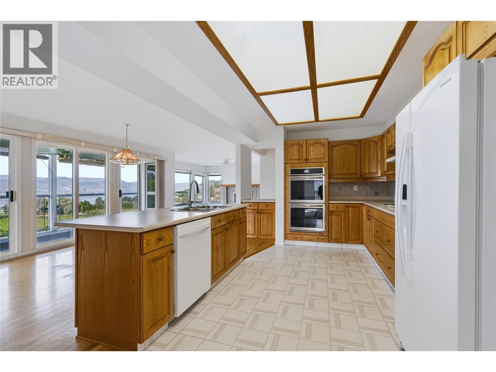 3925 North Naramata Road Property Photo 6