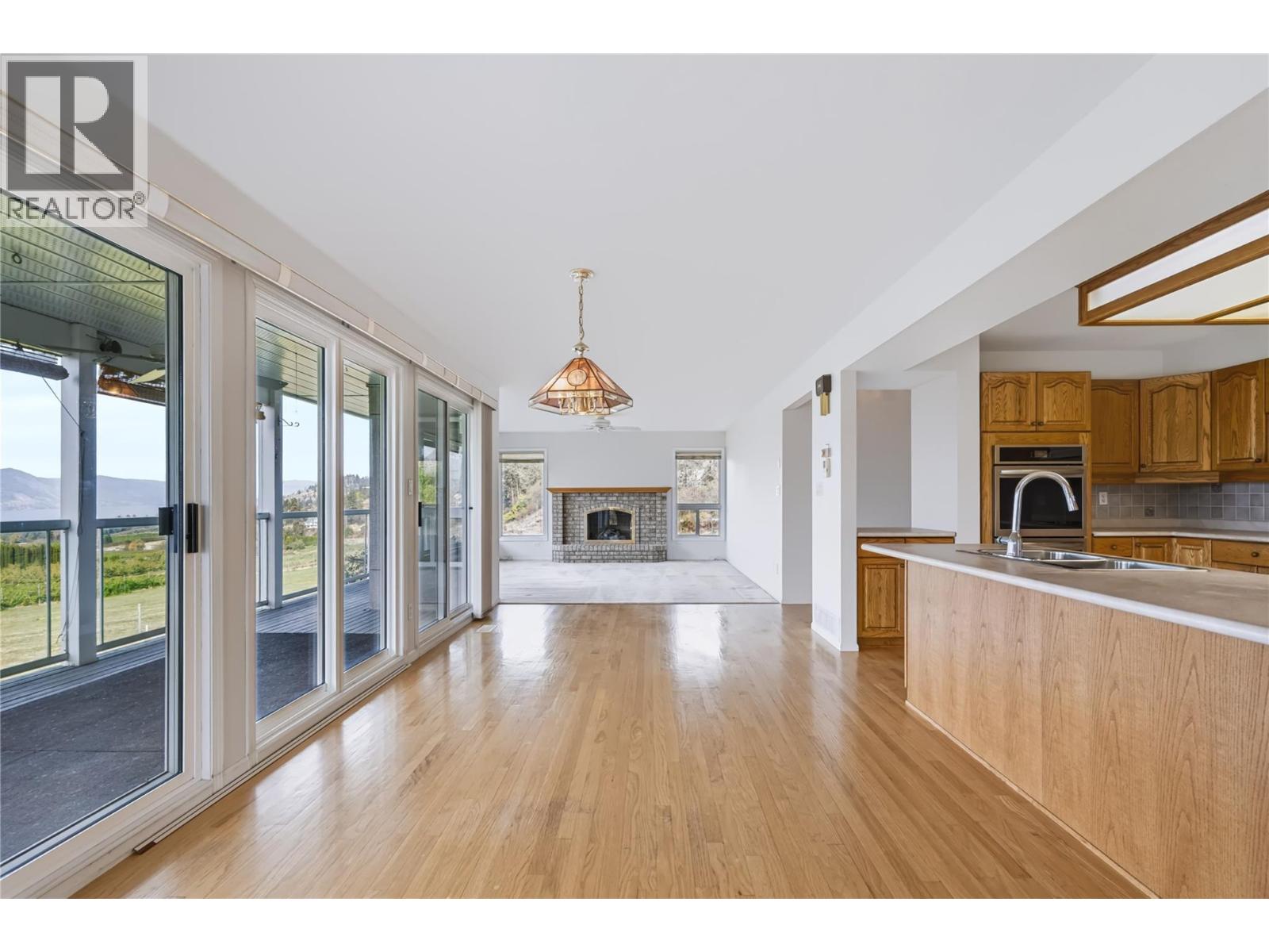 3925 North Naramata Road Property Photo 11