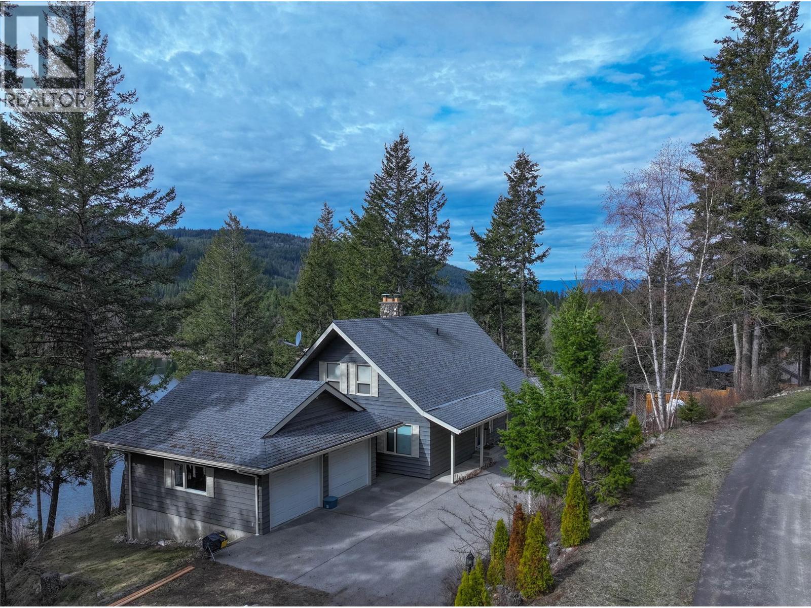 1920 Lakeview Drive Property Photo 1