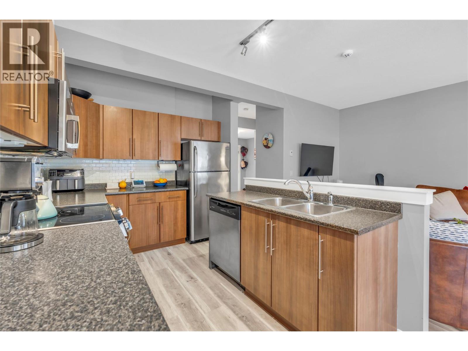 484 Similkameen Avenue Property Photo 15