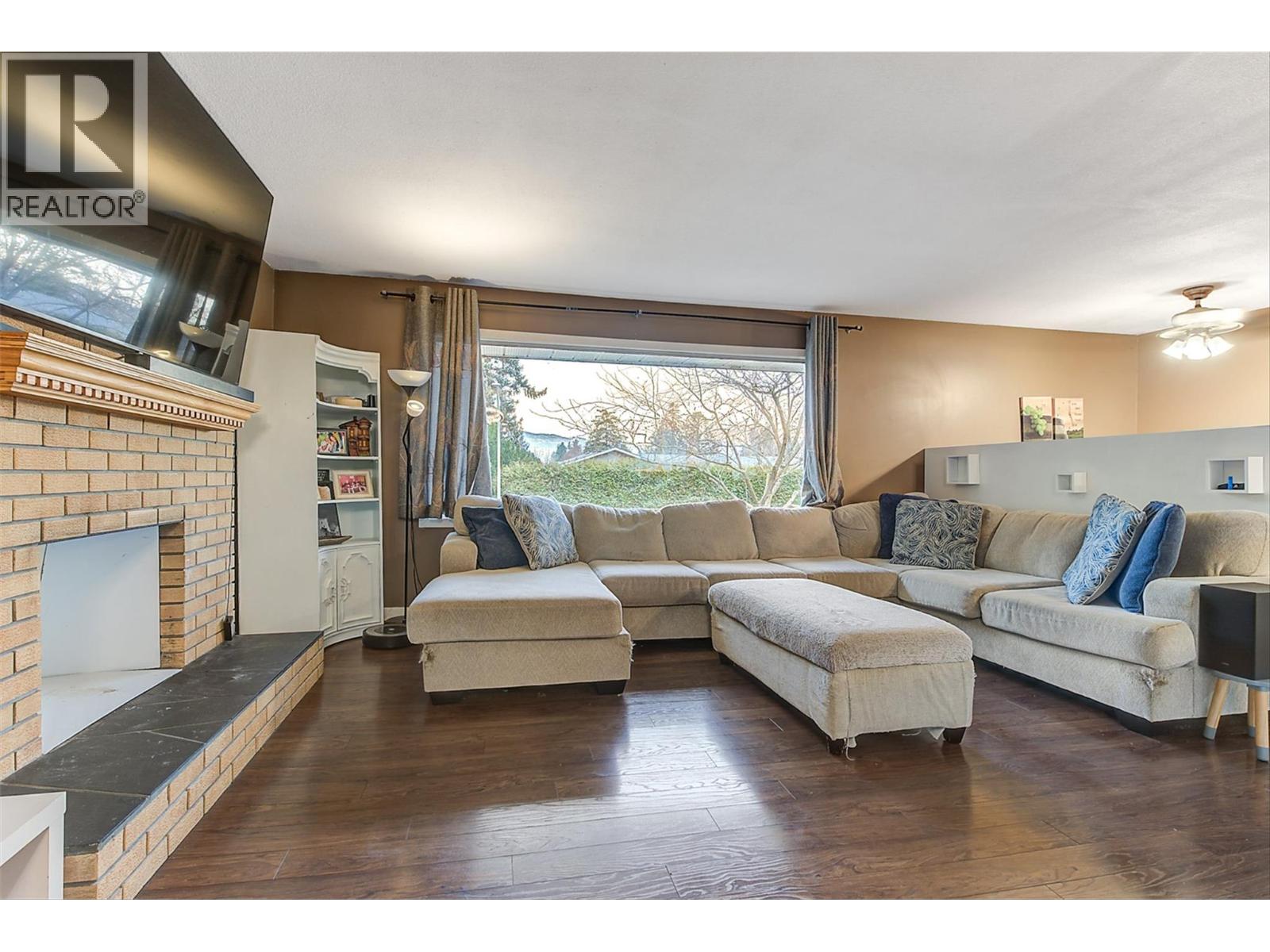964 Tronson Drive Property Photo 3