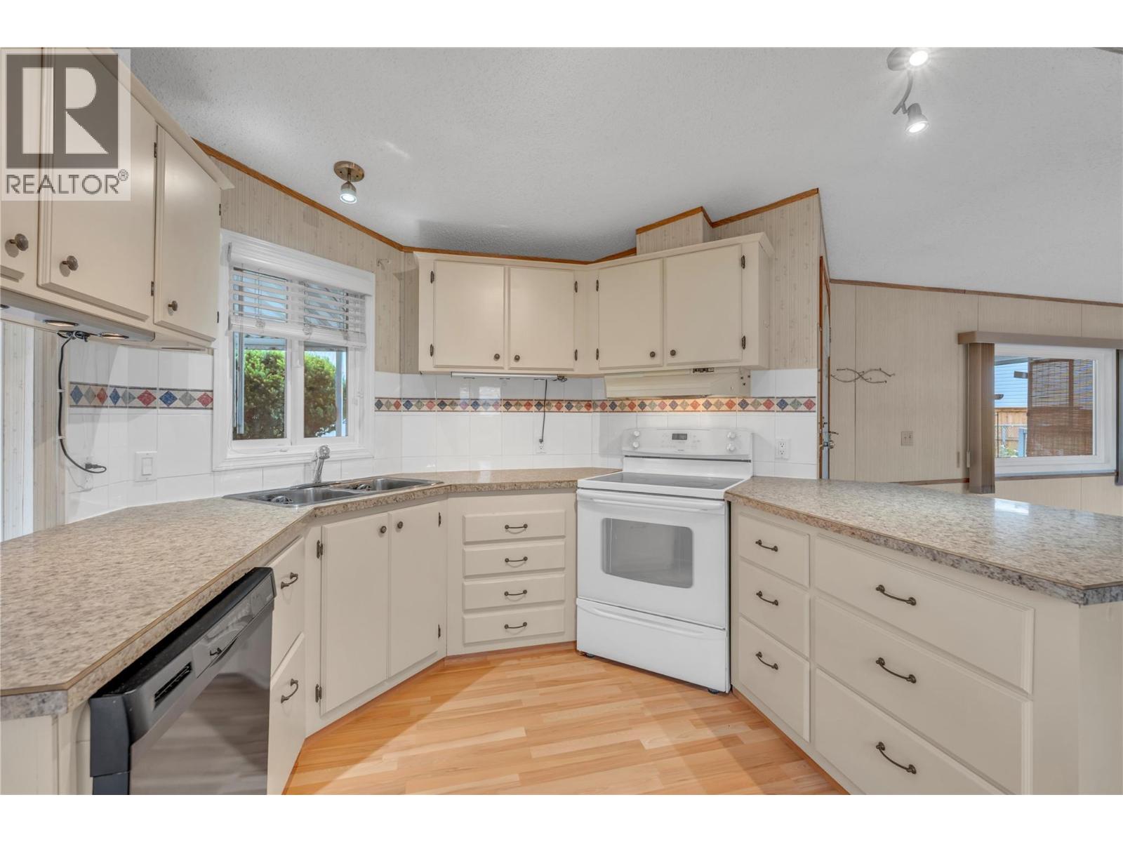 98 Okanagan Avenue E Unit# 25 Property Photo 2