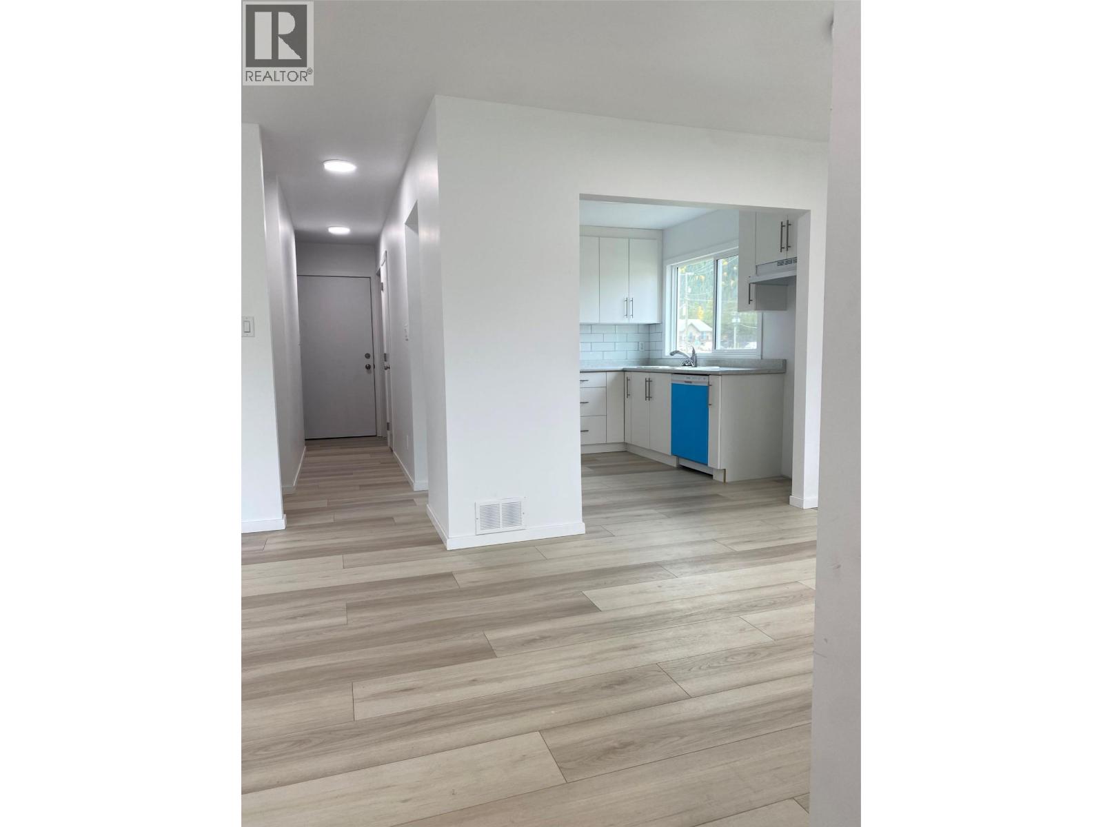 861 Cedar Street Property Photo 4