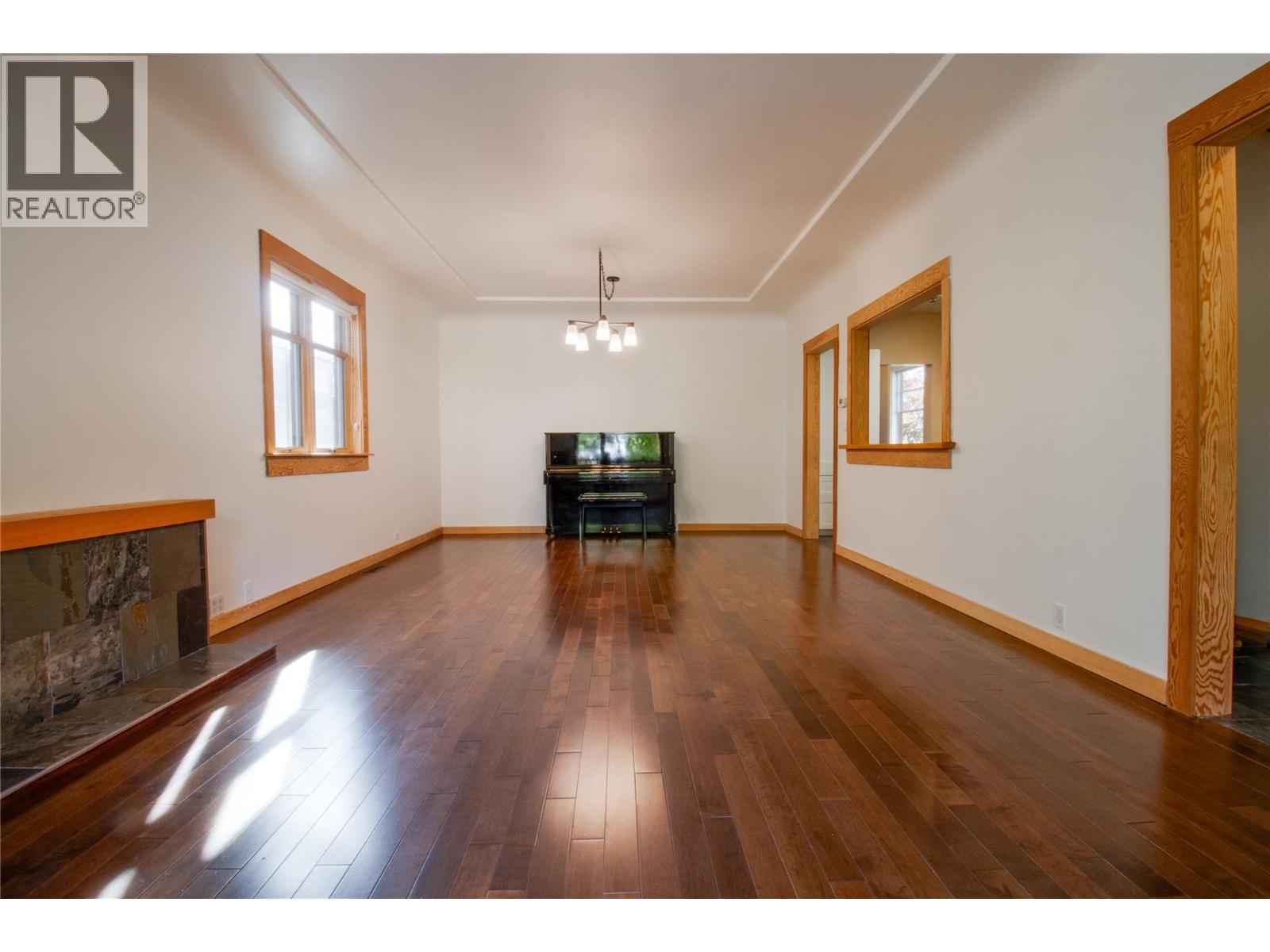 215 Sixth Street E Property Photo 6