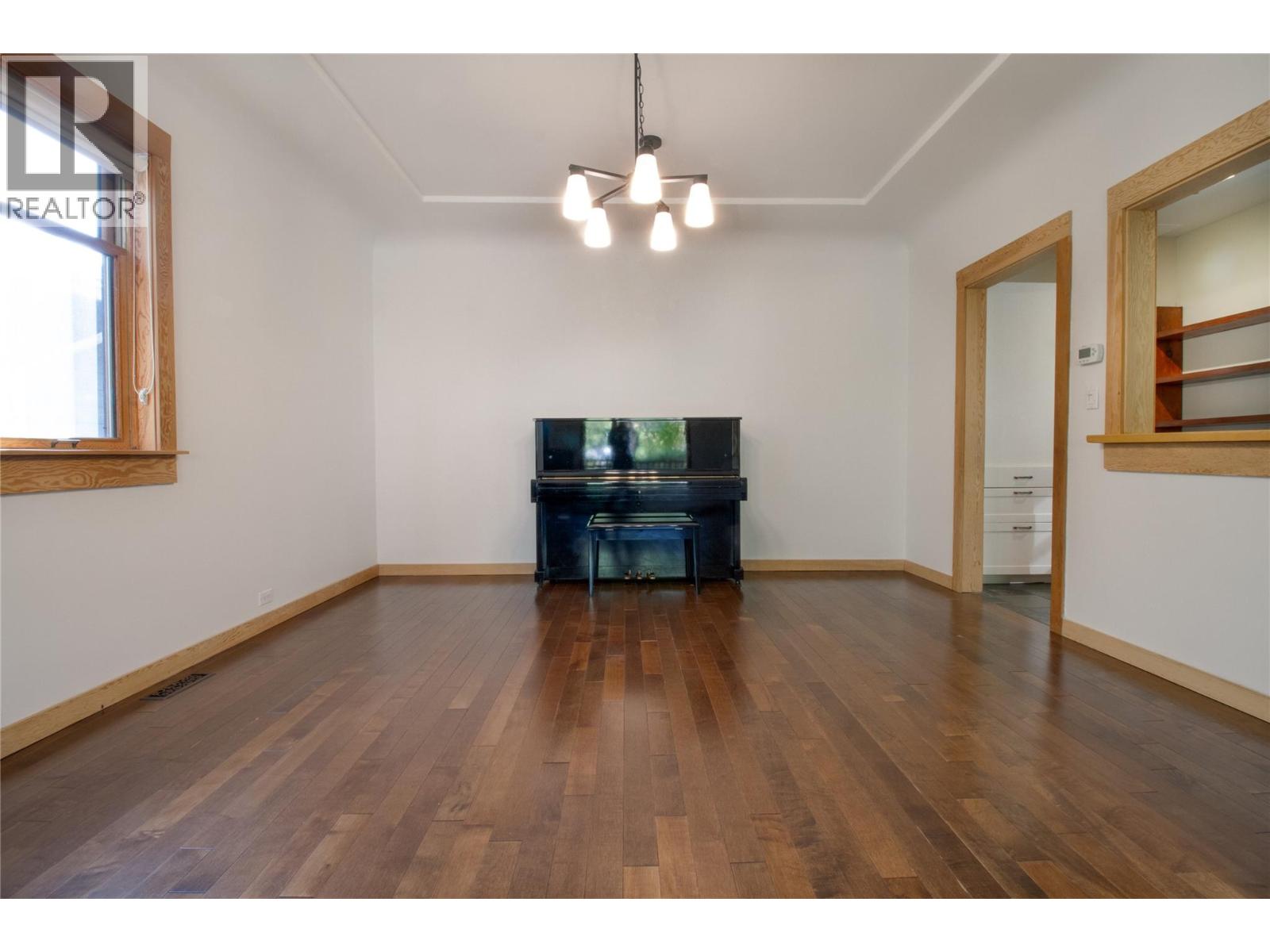 215 Sixth Street E Property Photo 9