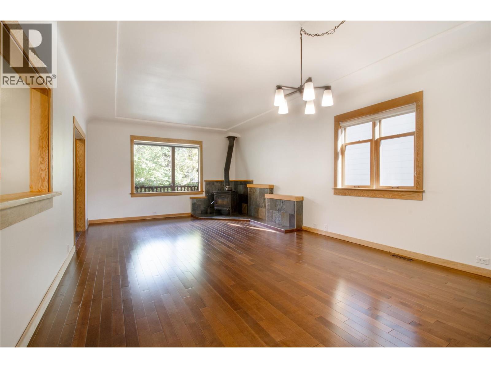 215 Sixth Street E Property Photo 10