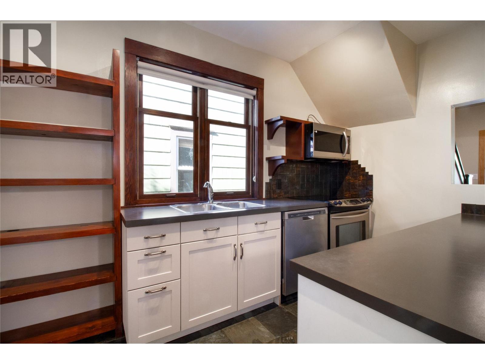 215 Sixth Street E Property Photo 11