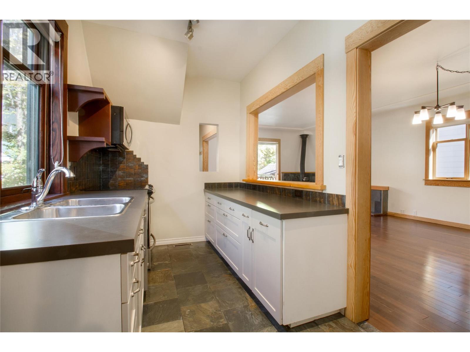 215 Sixth Street E Property Photo 12