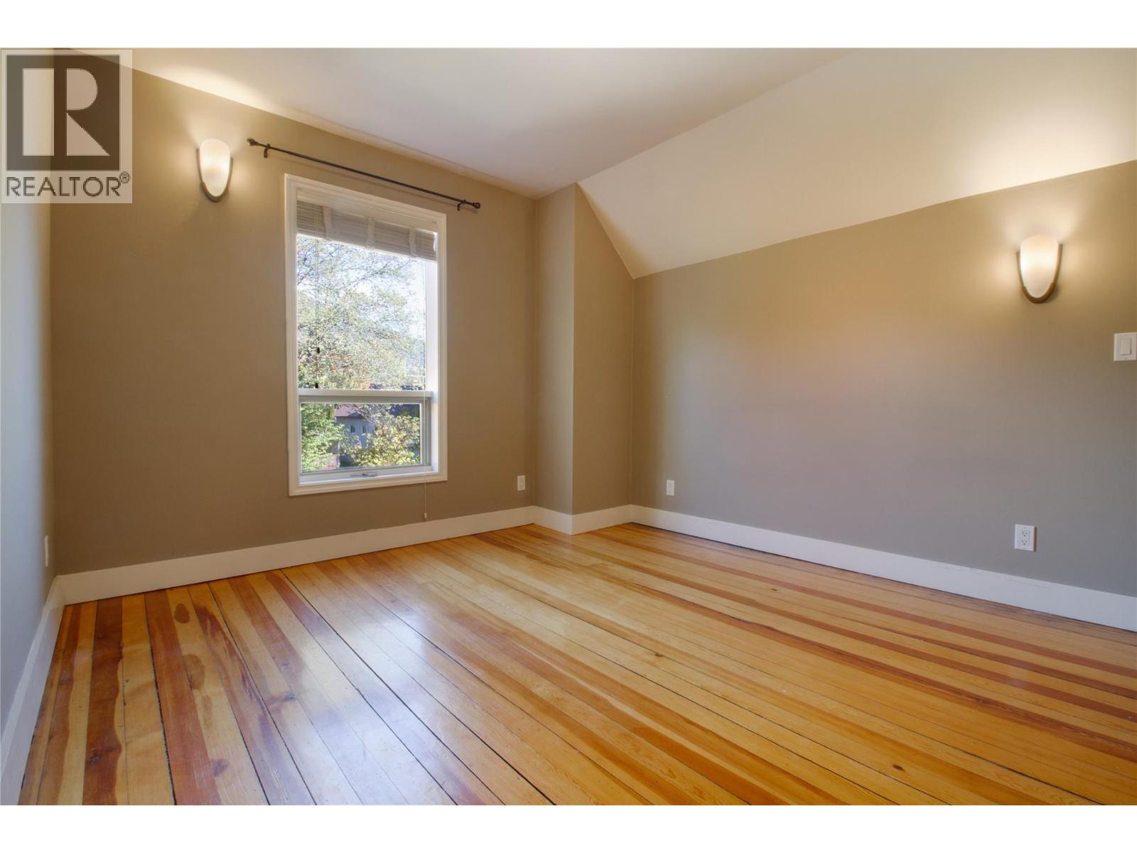 215 Sixth Street E Property Photo 22