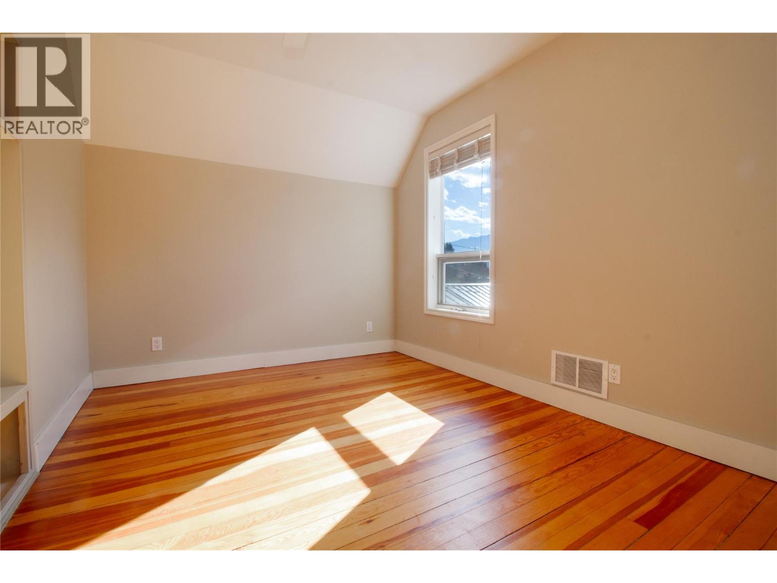 215 Sixth Street E Property Photo 25