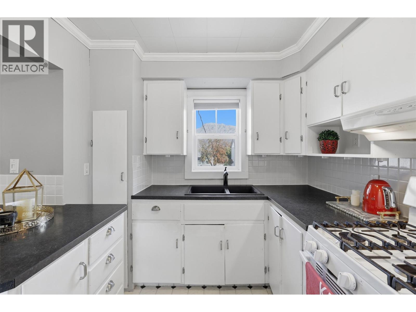 1233 Pine Street Property Photo 12