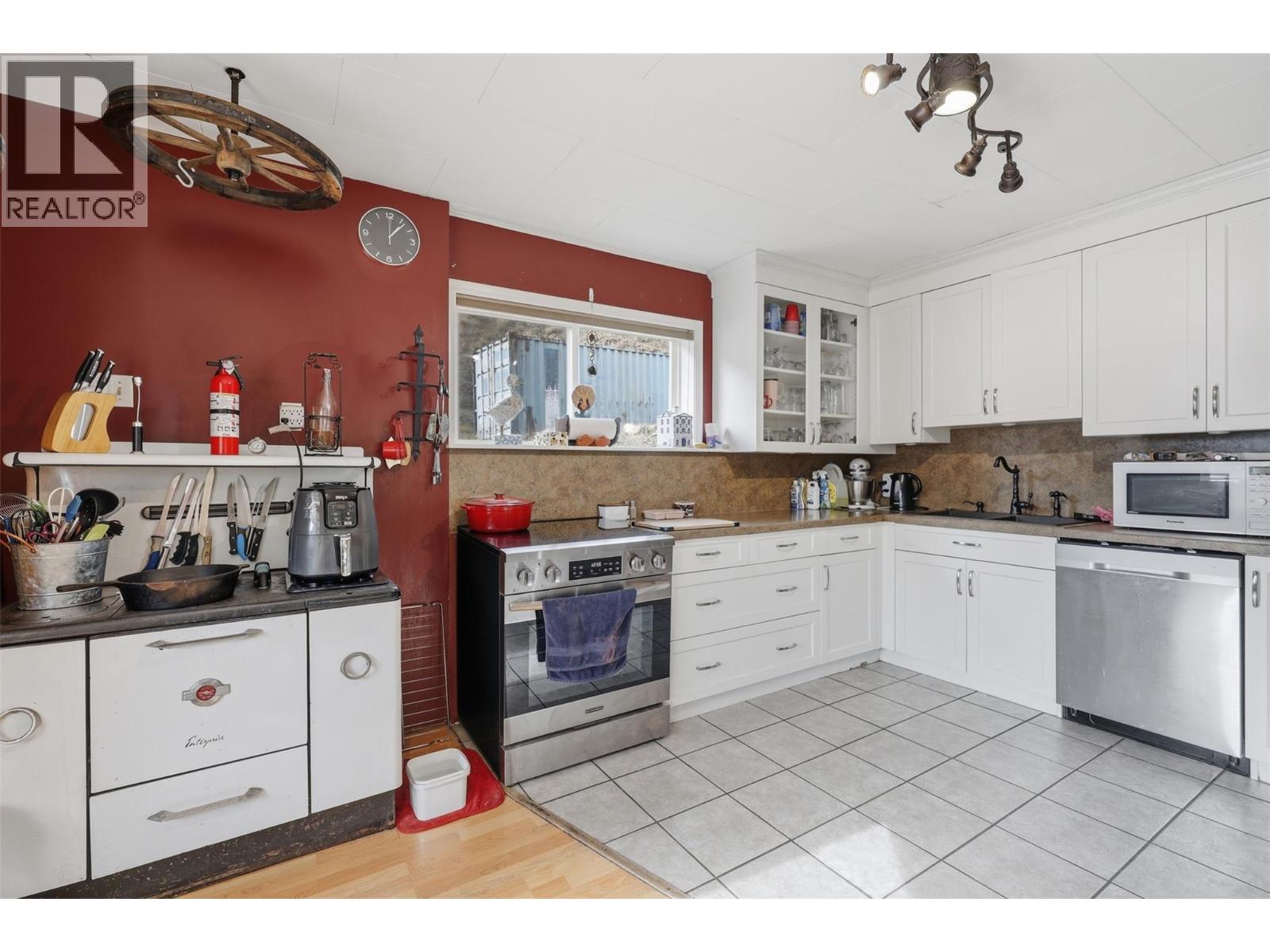 894 Mayne Road Property Photo 13