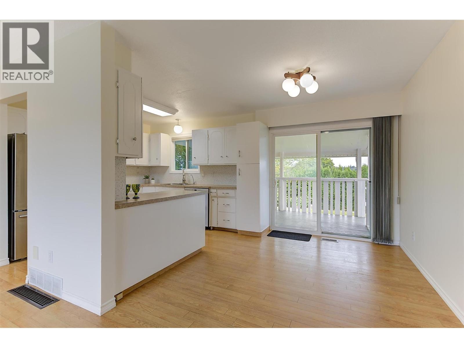 430 Perth Road Property Photo 8