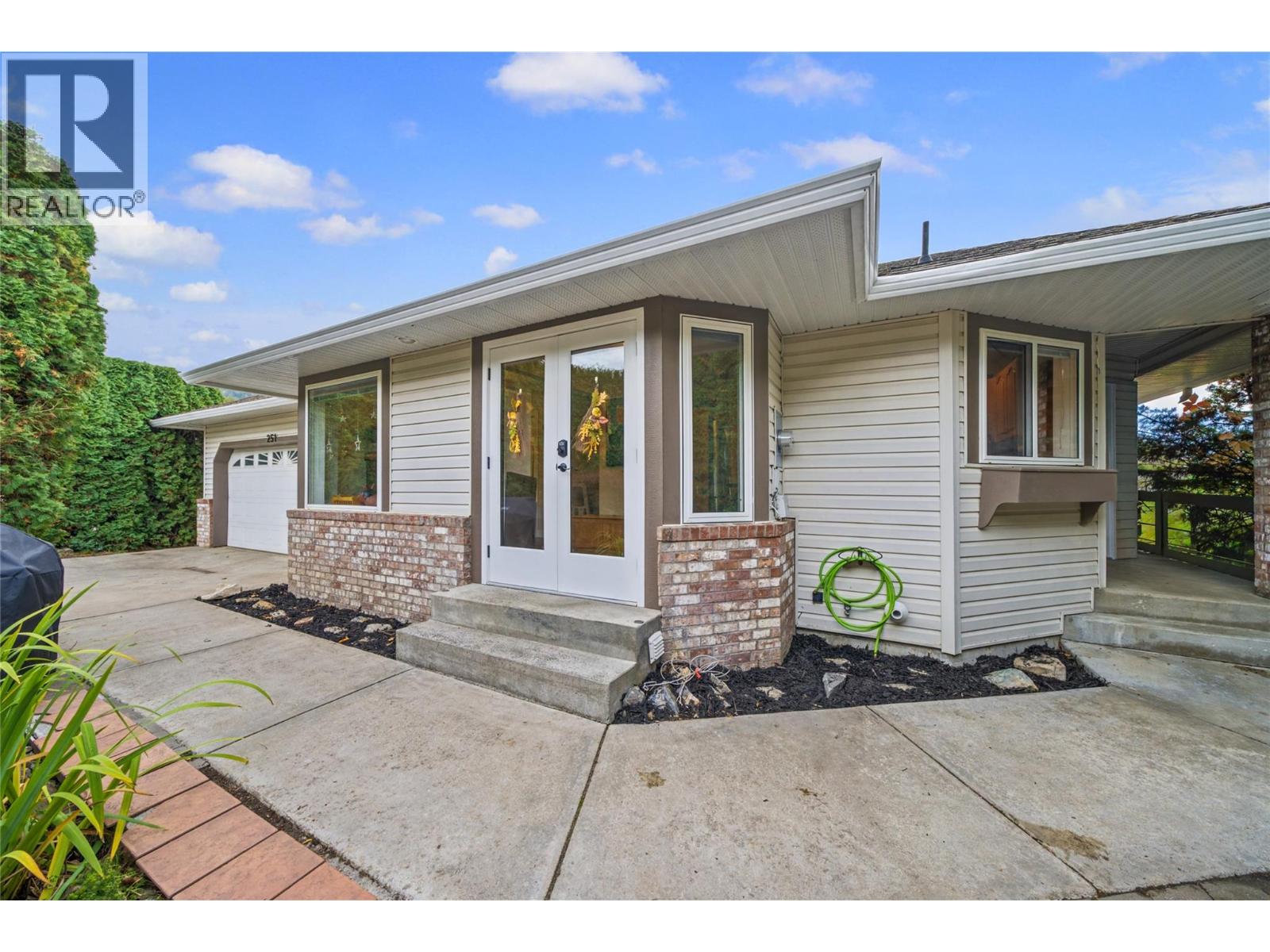 251 17 Street Se Property Photo 1